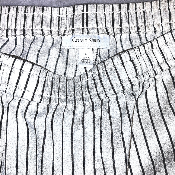 Calvin Klein Women's White And Black Pin Striped Stretchy Waist Band Capris - Picture 5 of 9